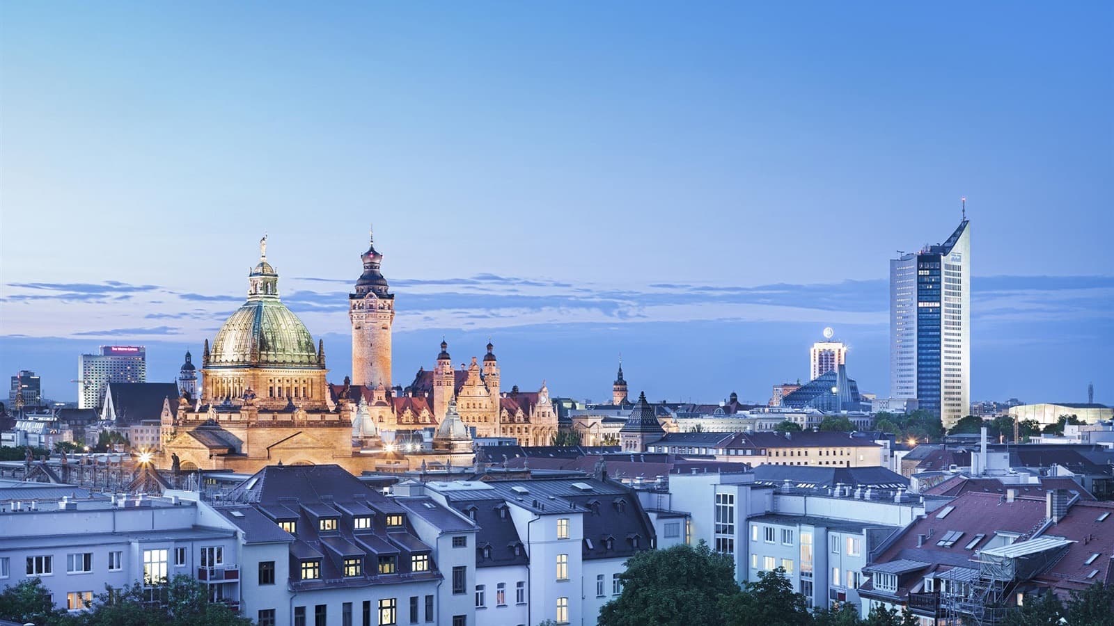 Leipziger Stadtsilhouette zur blauen Stunde mit dem Neuen Rathaus und dem City-Hochhaus